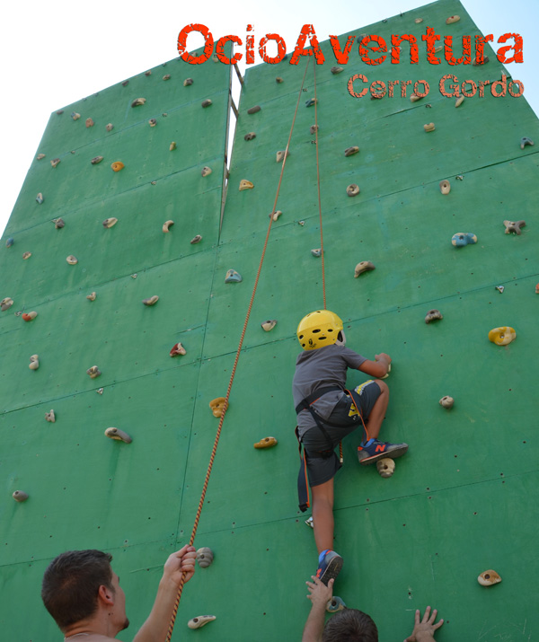 climbing-on-artificial-rock-wall-granada